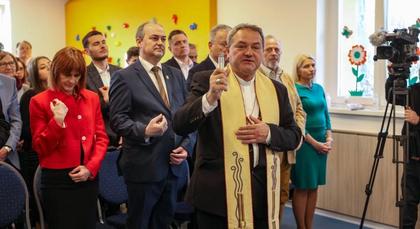 Püspöki áldás a „kis palántákra”: Átadták a Szent Rita Katolikus Tagóvoda új épületét (galéria)