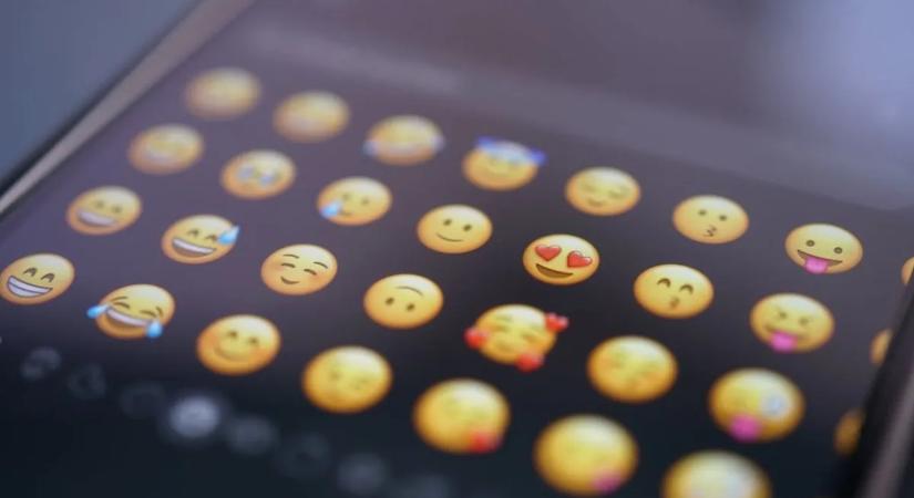 Több mint száz új emoji érkezik iPhone-ra – az egyik mindent visz