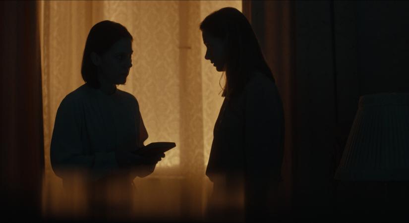 Eladó az Itt érzem magam otthon hideglelős lakása: megdöbbentő, milyen a valóságban