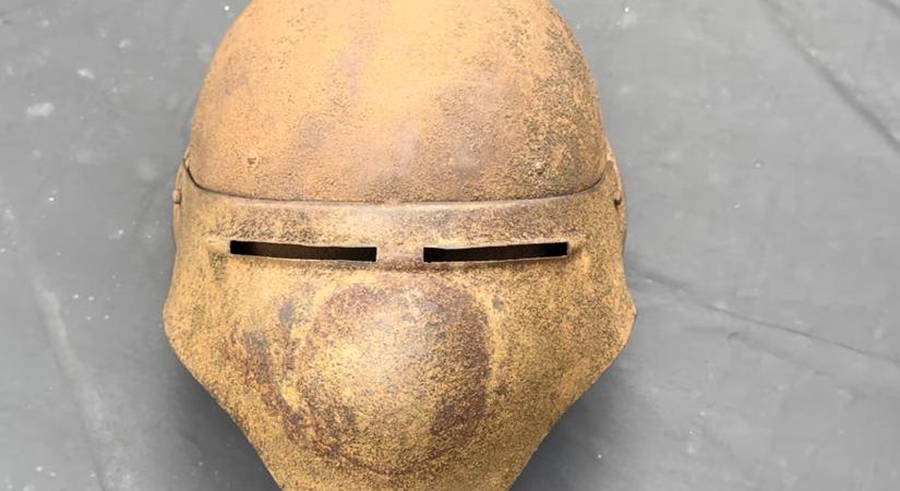 Ez a világháborús sisak úgy néz ki, mint egy középkori kínzóeszköz