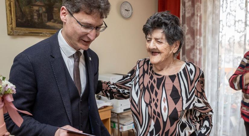 Isten éltesse! 100. születésnapján köszöntöttük a székesfehérvári Mária nénit (galéria, videó)