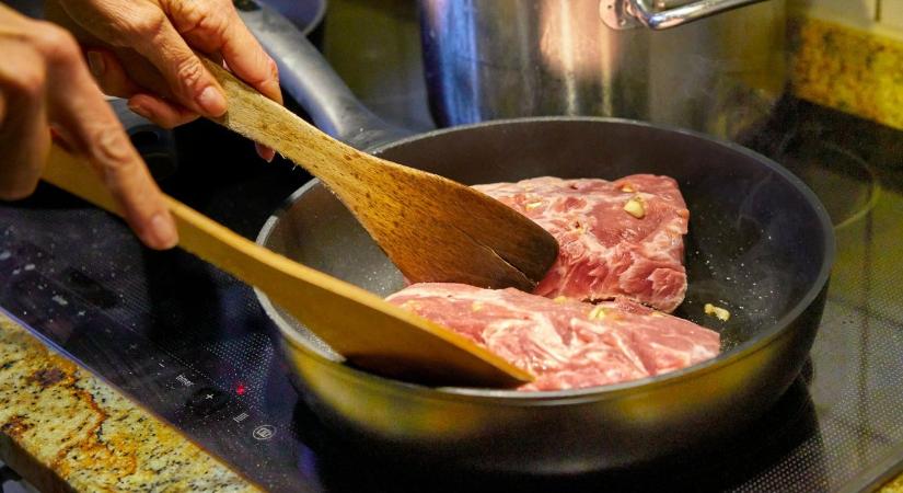 Ezért lesz kemény, rágós a hús serpenyőben sütve: a hibák, amiket szinte mindenki elkövet