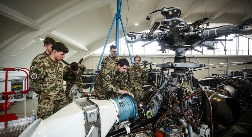 Fotókon az Acélkocka hallgatóinak helikopteres felkészítése