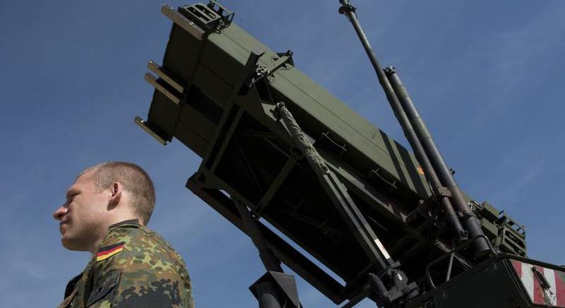 Ukrajna európai támogatását szervezi a német védelmi miniszter