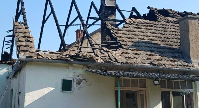 Leégett egy többgenerációs családi ház tetőszerkezete Óbecsén