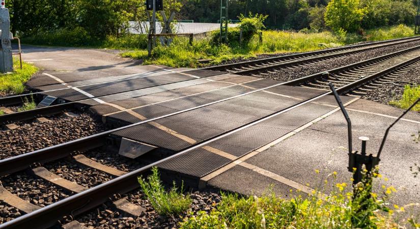 Mától zárva az egyik vasúti átjáró – kerülőutakon lehet közlekedni