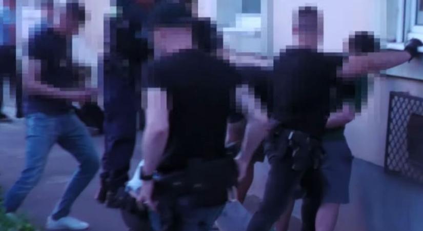 Videó! Köteg pénz a földön, aranyóra a csuklón az egri négysávosnál – nem akármilyen bűnözők sorakoztak fel