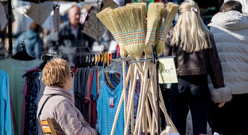 Megtaláltuk, aki az Északból tanult meg olvasni: a gyászhírekből – riport a gönci vásárból (fotók, videó)