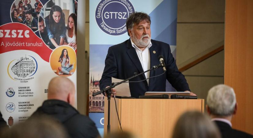 Csalás vagy segítség? Elárulták a szolnoki konferencián, mi vár a diákokra a mesterséges intelligencia miatt