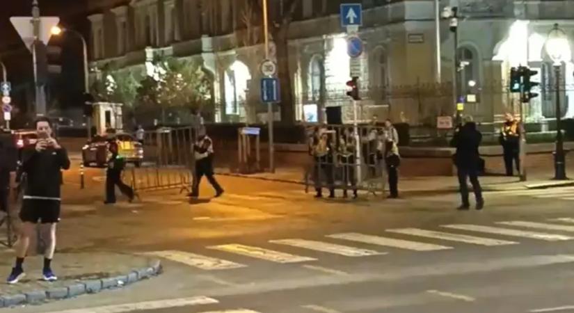 Hadházyék odavonultak az orosz nagykövetséghez, de kordonokkal zárták le a Bajza utcát