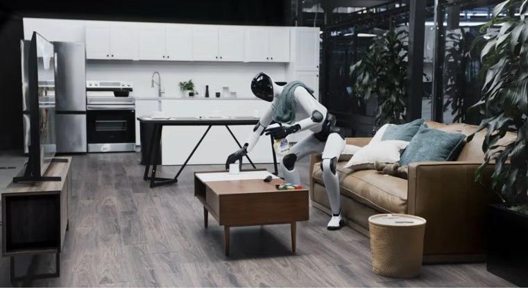 Kitakarít, rendet rak és kikapcsolja a tévét: eljött a humanoid robotok kora a nappaliban?