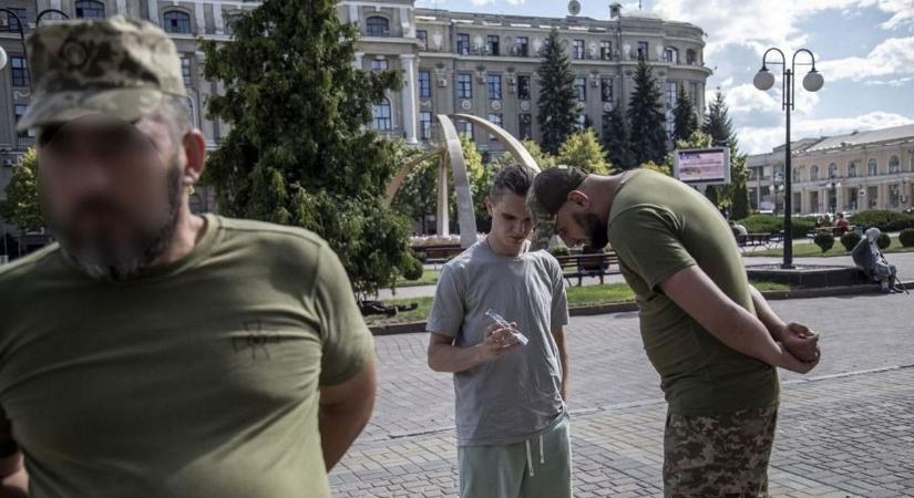 Utcáról vittek el egy férfit egy ukrajnai sorozás során  videó