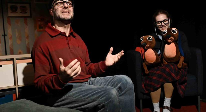 KÓBOR DAKSZLIK Janikovszky Éva: Bertalan és Barnabás / Ciróka Bábszínház, Kecskemét