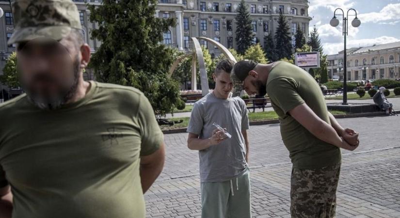 Erőszakos sorozások Ukrajnában – férfiakat rángattak buszról és lakásból a katonák