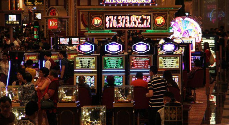 Közel negyedmilliárd forintot csalt ki és kaszinózott el a nő