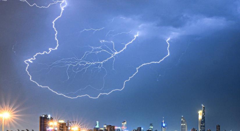 5 vármegyére érkezett riasztás, villámlás és jégeső zúdulhat ránk a legfrissebb időjárás-előrejelzések szerint hazánk területén?