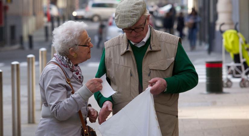 Brutális hírt kaptak a nyugdíjasok, nagyon sok pénzről van szó