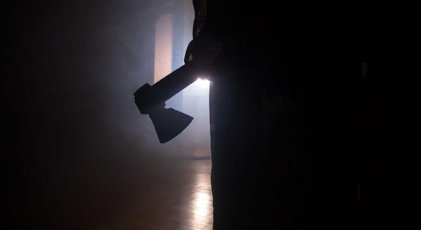 Tragédia Gyönkön – fejszével végezte ki lányát a részeg férfi