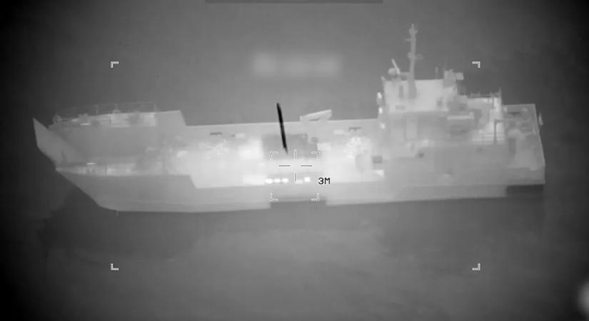 Új támadást indított Izrael Irán ellen, a Hormuzi-szorosban megsérült egy konténerhajó