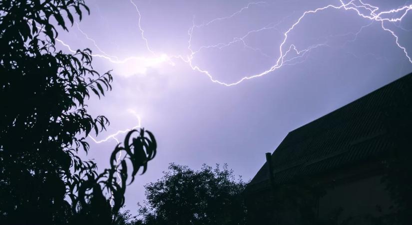 Óráink maradtak: 8 vármegyét tarolnak le a zivatarok - jéggel, széllel érkeznek