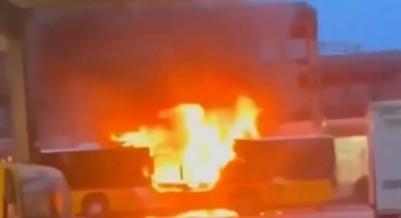Horror a buszon: felgyújtotta magát az egyik utas