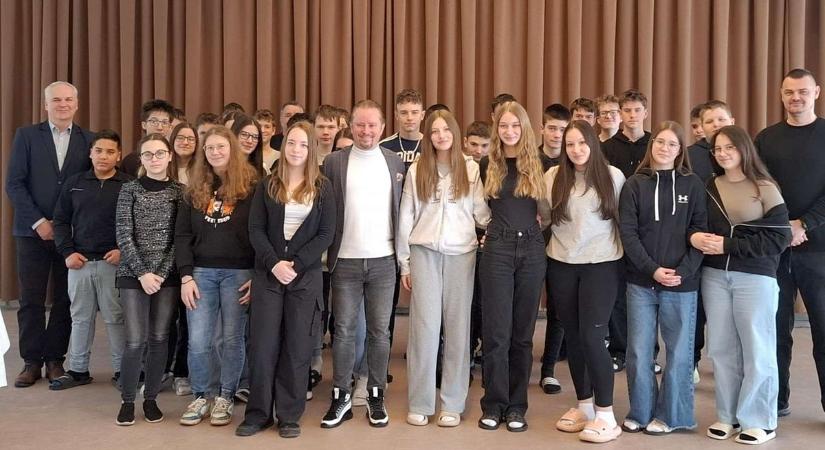 Több lábon áll az ajaki diákok tizedik példaképe