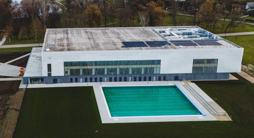 Úszóversenytől a családi élményekig – Lenyűgöző vízi komplexum Kazincbarcikán