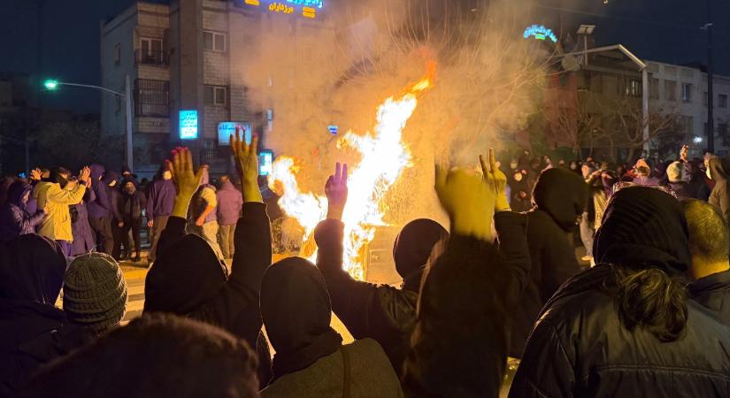 „Ne merjetek tüntetni a kormány ellen” – figyelmeztette az irániakat az ország rendőrfőnöke