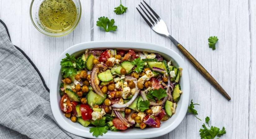 Laktató csicseriborsó-saláta zöldségekkel: fetát morzsolj a tetejére