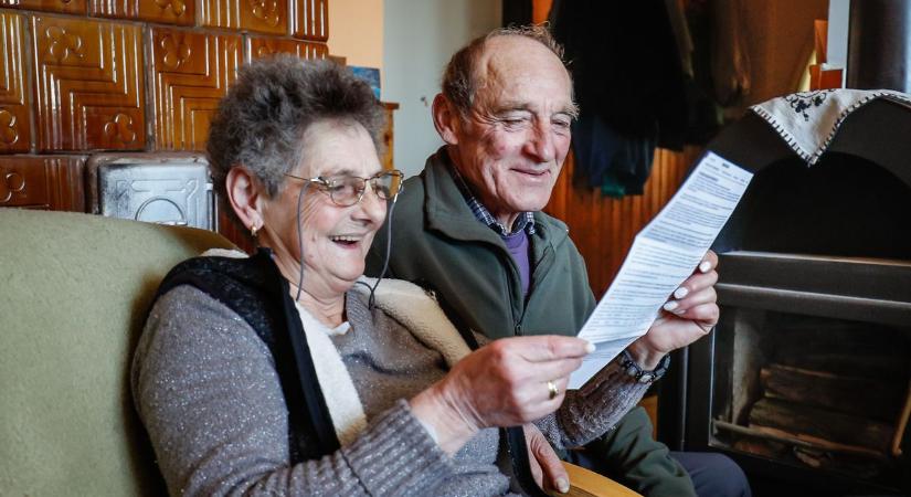 Nyugdíjasok százezrei kapnak utalványt a napokban – soroljuk, kik jogosultak rá