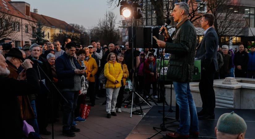Lázár is reagált rá, hogy „F*ck NER”-es pulcsiban szelfizett vele egy fiatal
