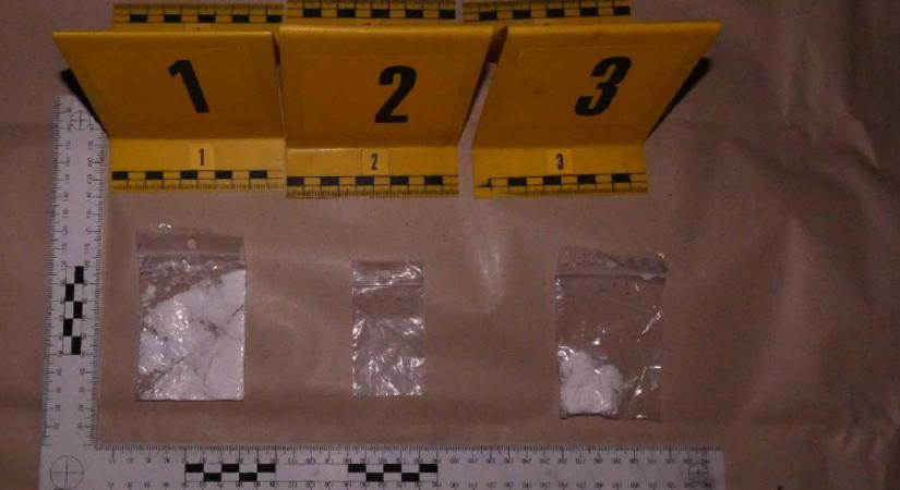 Lebuktak az utcai dílerek: átadás közben csaptak le a rendőrök Hajdúhadházon – videóval