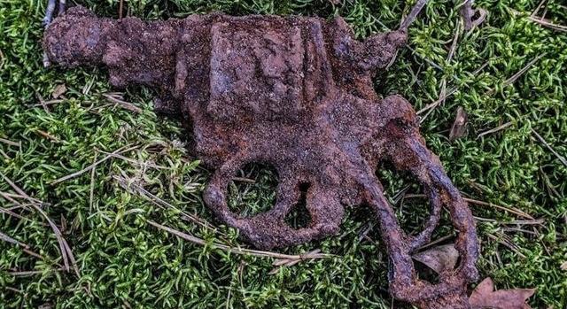 Több mint százéves Bulldog revolverre bukkantak Lengyelországban