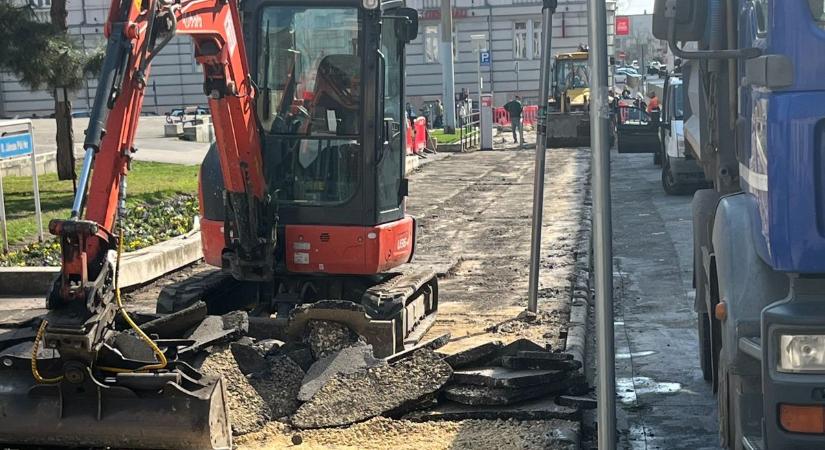 Ezért nem lehet parkolni a győri színház mellett - fotóval