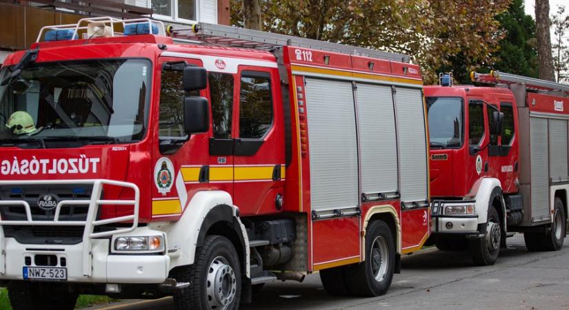 Szalagkorlátnak ütközött egy autó az M70-esen