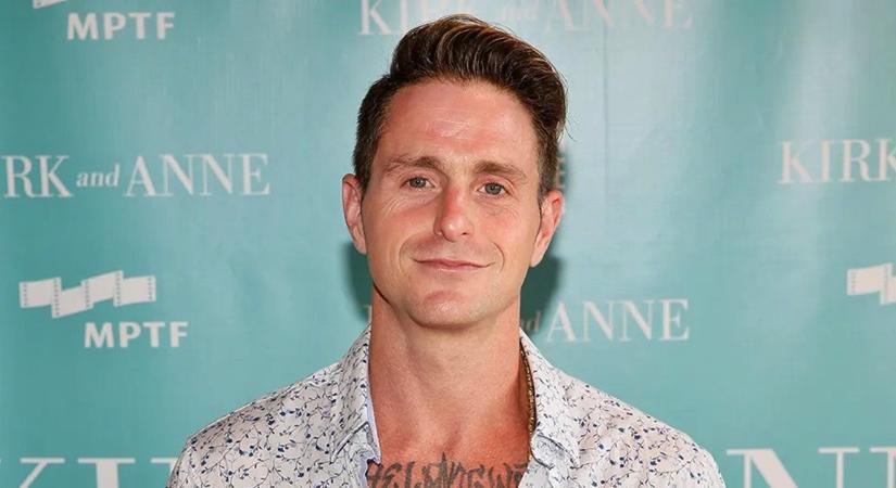 Kitalálod, hogy kinek a fia ez a jóképű pasi? Az apuka legendás színész, aki 80 évesen is aktív