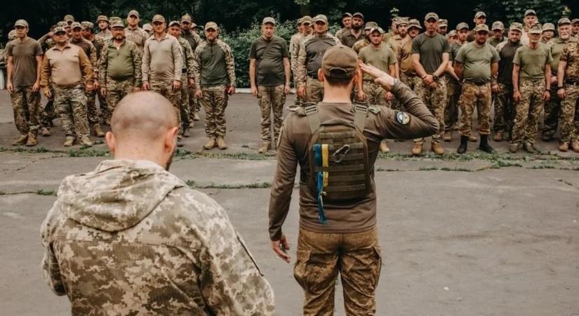 Maszkos emberek vadásznak a férfiakra Ukrajnában – döbbenetes felvételek terjednek