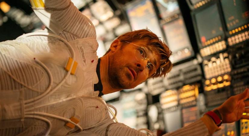 Ryan Gosling összebratyizik egy űrlénnyel, és ez a kritikusoknak roppant mód bejön