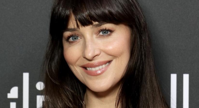 Fa lambéria, mustársárga ágy és perzsa szőnyeg – a tervezők most Dakota Johnson gyönyörű hálószobáját dicsérik