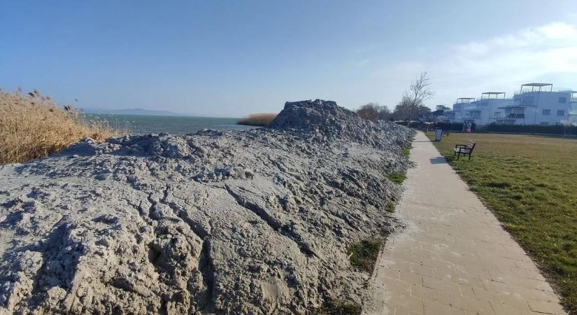 Mi ez a bűz a Balatonnál? – sokkoló látvány, kiakadtak a helyiek