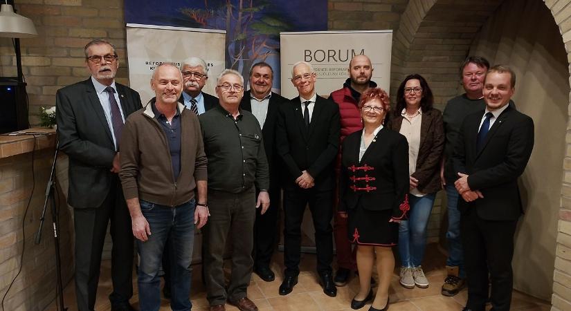 Bor, amely összehív