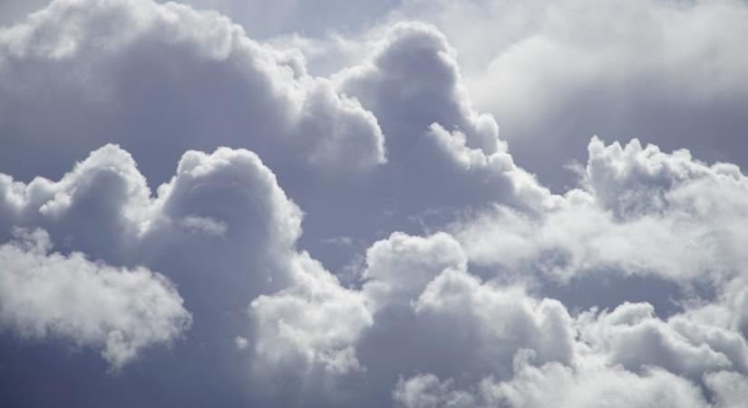 Zivatarok veszélyére figyelmeztetnek kilenc vármegyében