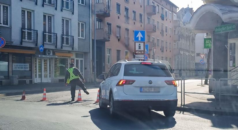 Óriási a torlódás Szombathelyen, hatalmas sor áll ebben az utcában