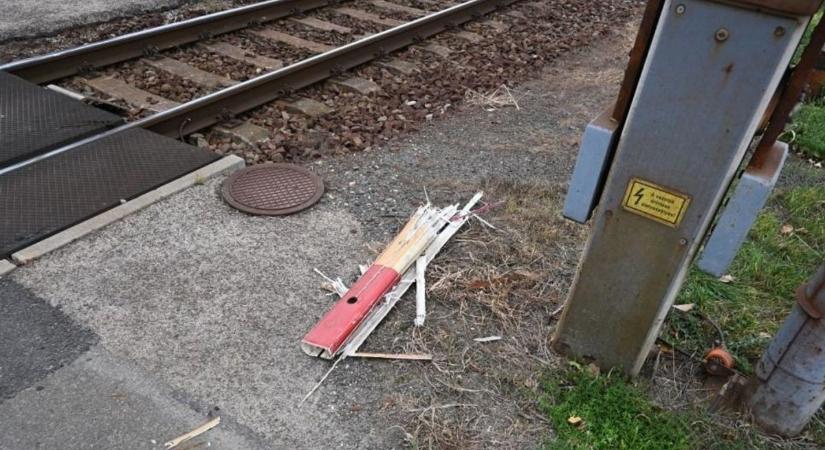 Nem volt esélye a vasúti sorompónak Kaposhomokon: az autós kezdte, a vonat befejezte...