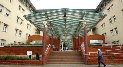 Megdöbbentő történet: infarktusos tünetekkel került a Szent Imre kórház sürgősségi osztályára Piroska néni, orvos nem látta, mire meglett a laborja, az asszony meghalt