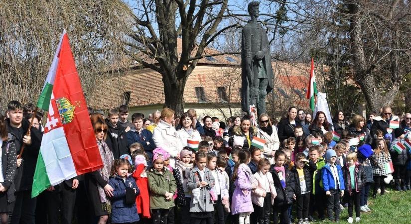 Március 13-án együtt szaval a város