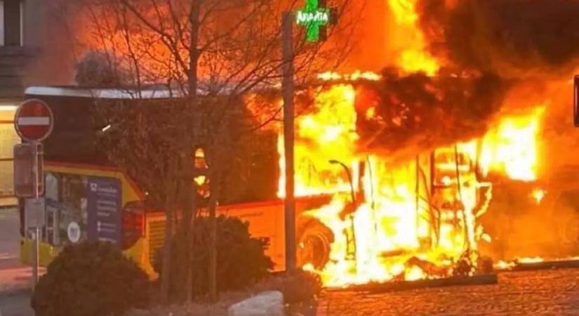 Hat ember égett el elevenen, miután fölgyújtottak egy buszt Svájcban – vizsgálják, hogy terrortámadás történt-e