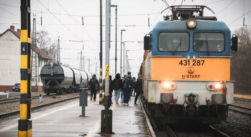 Tragédia a síneken: halálos gázolás miatt áll a ceglédi vasútvonal, teljesen felborult a menetrend