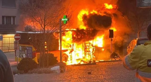 Svájcban kigyulladt egy busz – hat ember életét vesztette, vizsgálják a terror lehetőségét (videó)