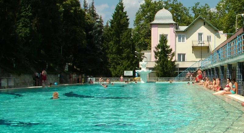 Emlékhelyet avatunk a víz világnapja alkalmából a csillaghegyi fürdőben